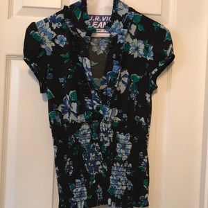 Flower pattern ruffled top. Beautiful